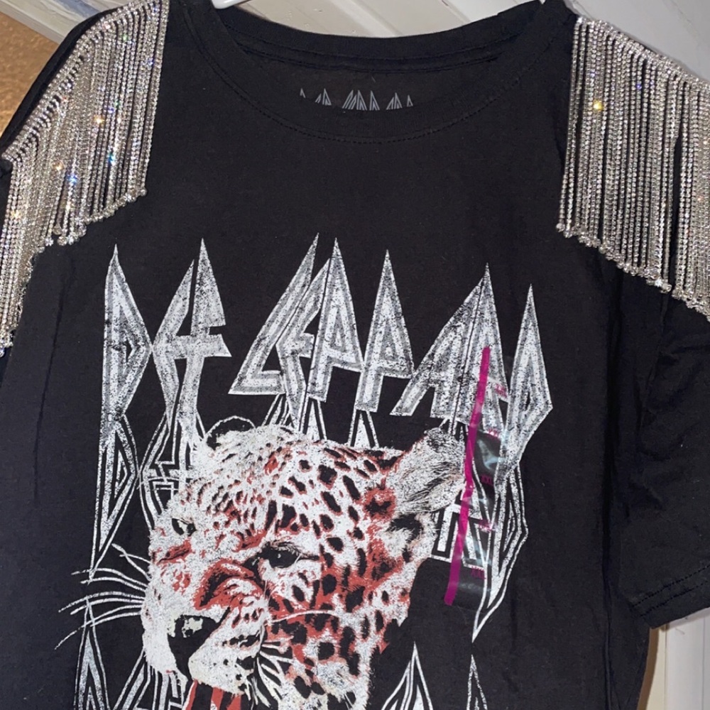 Def Leppard T-Shirt size Xl with beading on the shoulders.